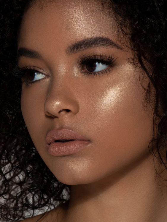 What Is the Use of Highlighter in Makeup?: Benefits and Application Techniques